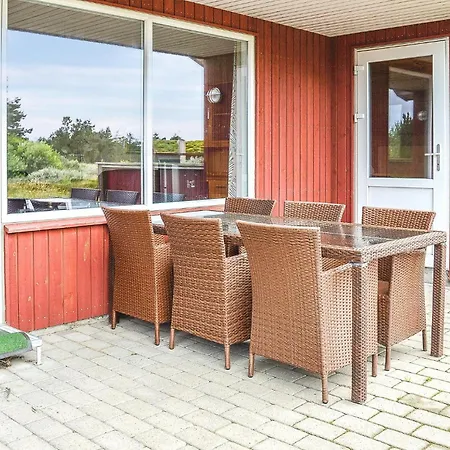 Gorgeous In Romo With Kitchen *